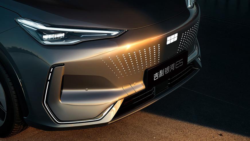 Новый кроссовер Geely проедет без подзарядки 530 км