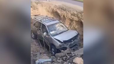 Таразда балалар отырған Lexus терең шұңқырға құлады