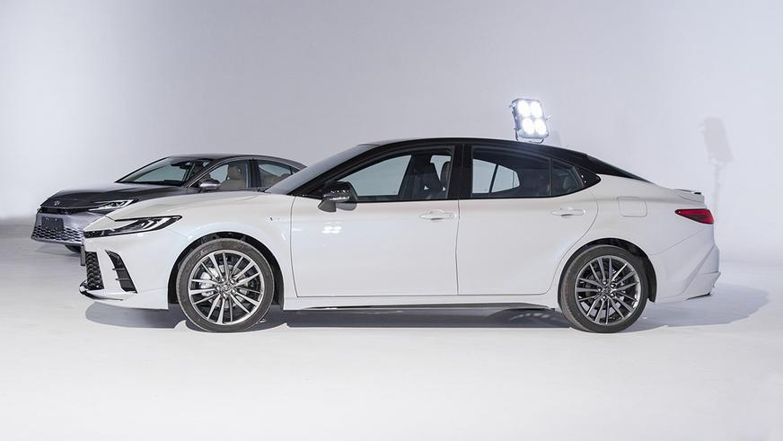 В Китае показали свою Toyota Camry с атмосферником и другим салоном