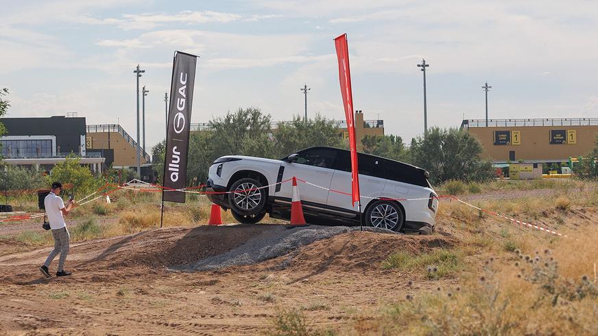 GAC привёз в Казахстан гибридный кроссовер S7