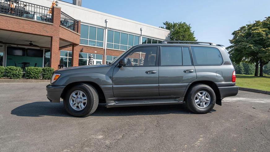 Lexus LX470 с небольшим пробегом выставили на аукцион в США