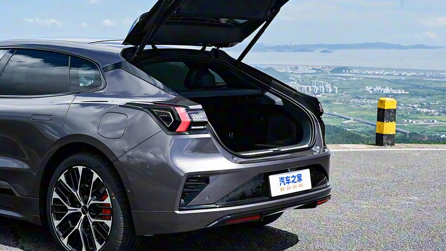 Обновлённый Zeekr 001 почти не подорожал в Китае