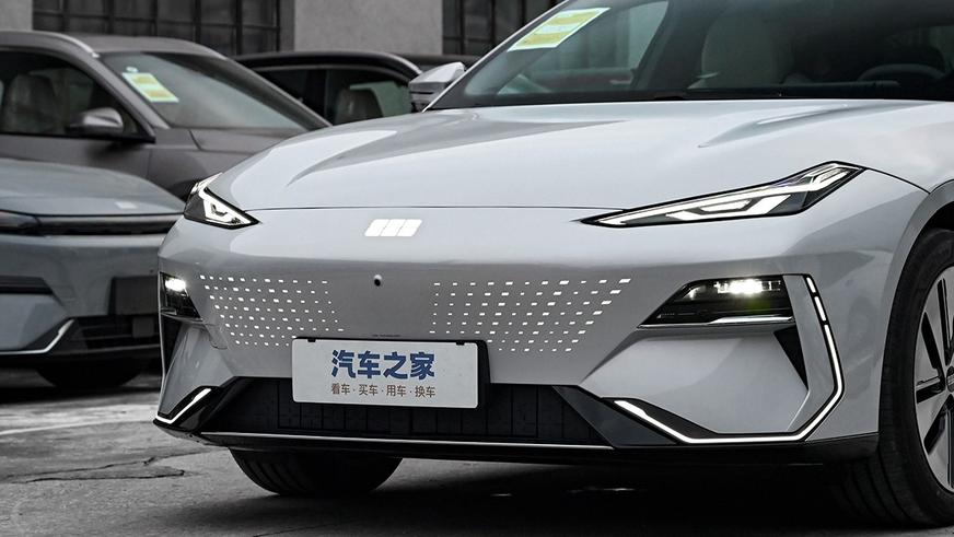 У Geely появился дальнобойный и быстрый электроседан