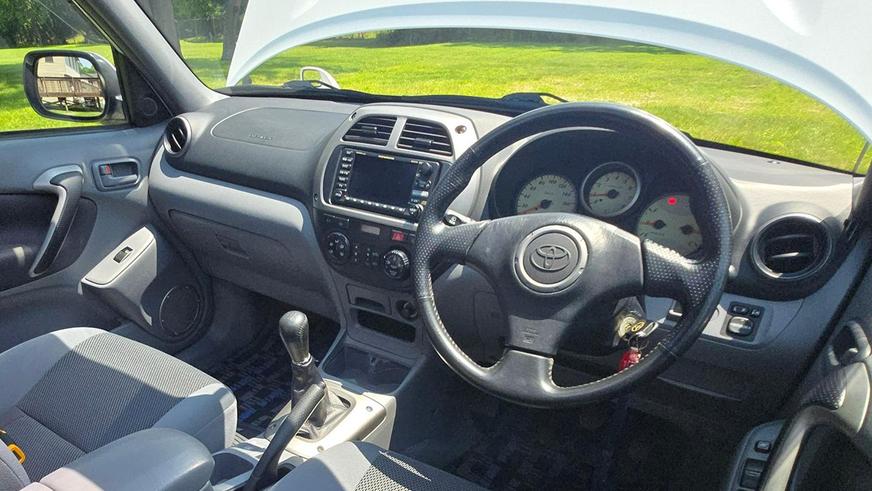 В продаже появился 25-летний Toyota RAV4 почти без пробега