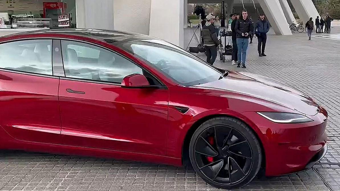 Жаңарған Tesla&nbsp;Model&nbsp;3 Performance көшеде көзге түсті1