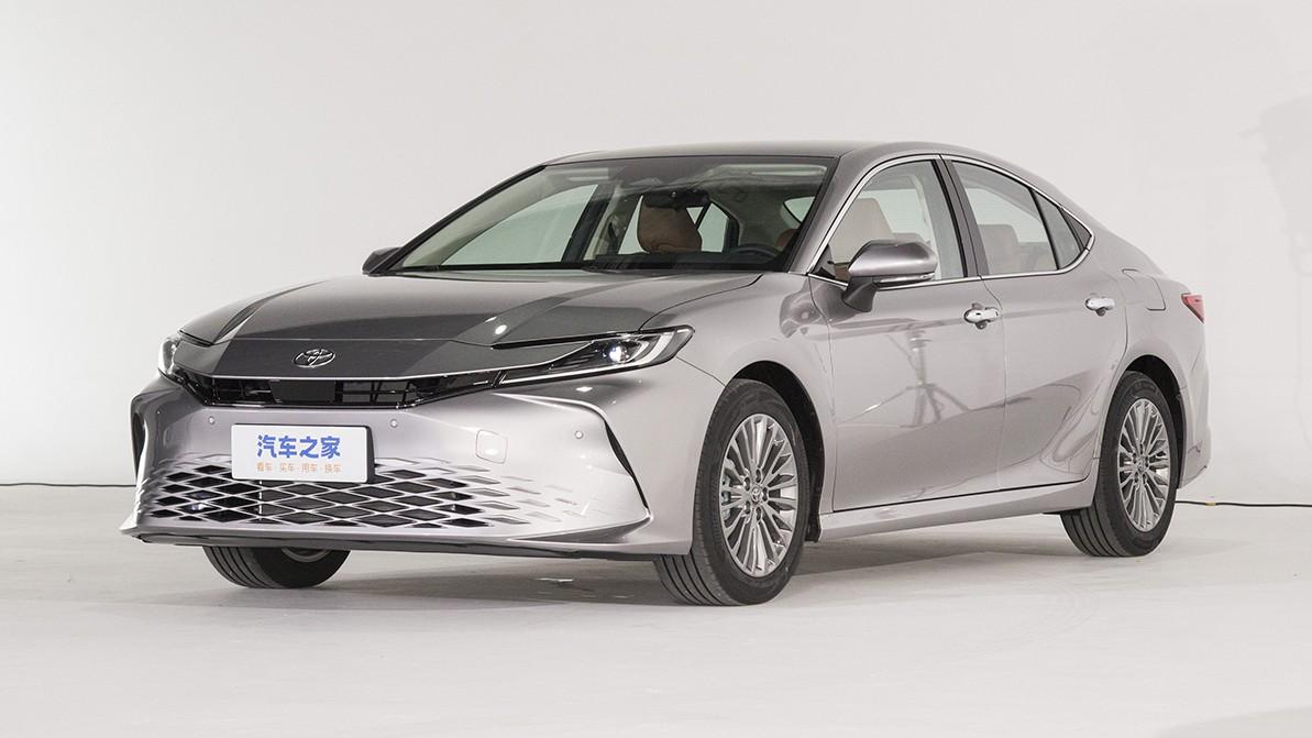 В Китае показали свою Toyota Camry с атмосферником и другим салоном