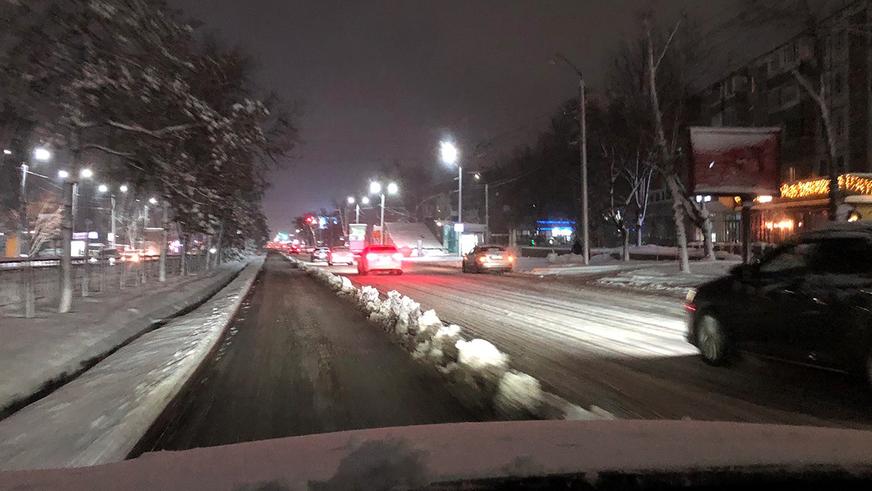 Снегопад парализовал улицы Алматы минувшим вечером