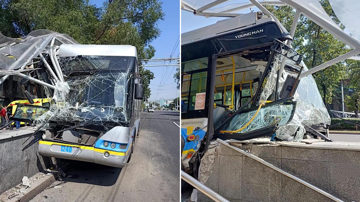 Троллейбус протаранил стену подземного перехода в Алматы