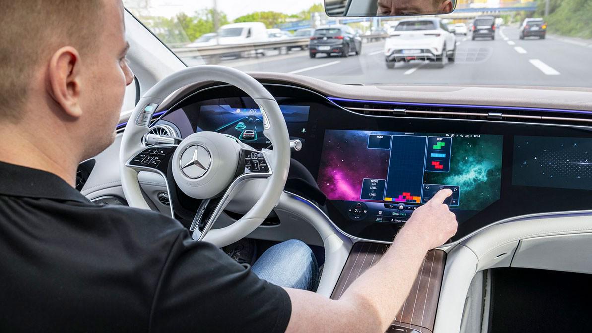 Mercedes көліктерін рөлді ұстамай-ақ жүргізуге болады