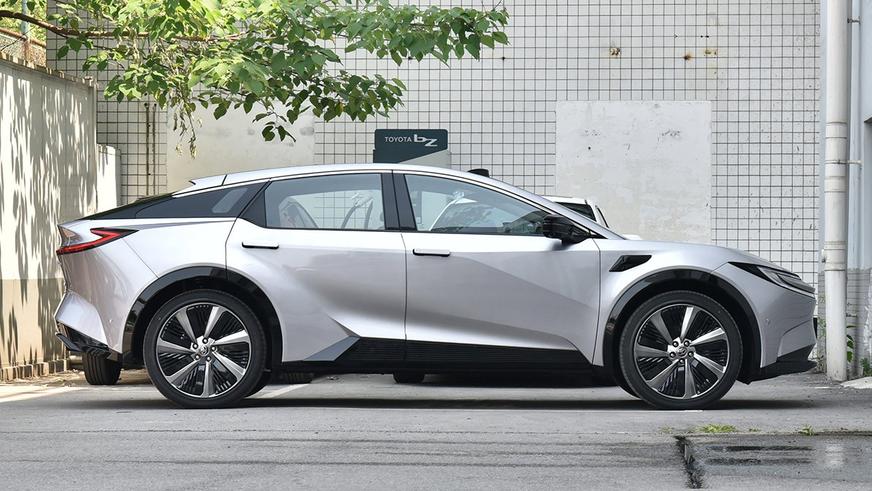 В Китае стартовали продажи самой большой электрической Toyota