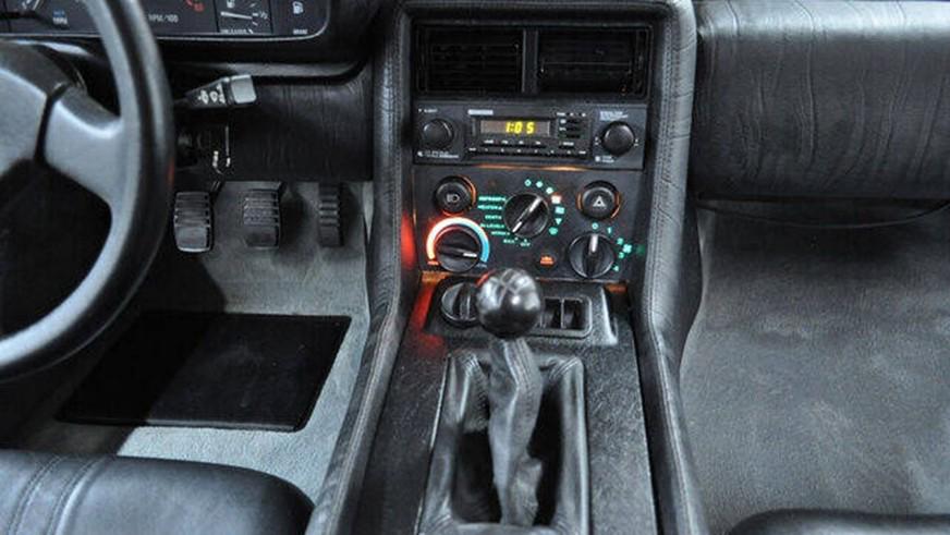 На продажу выставили DeLorean, простоявший в гараже 36 лет