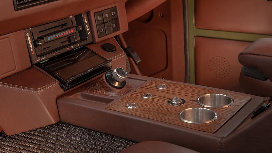 Старый Range Rover превратили в рестомод с мотором от Tesla