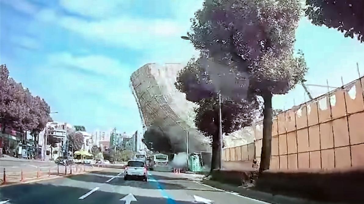 Дом раздавил автобус