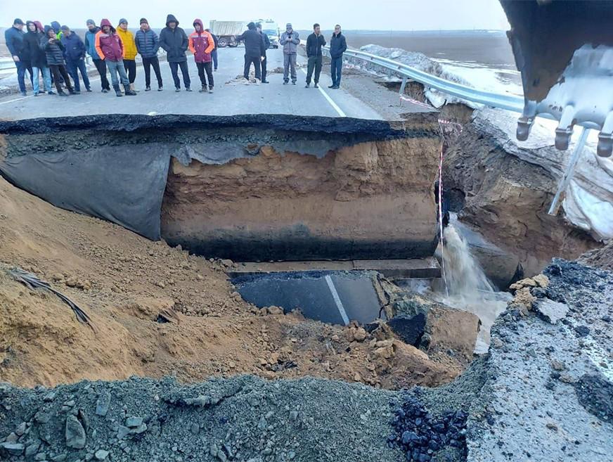 Трассу из Актобе в Астрахань смыло