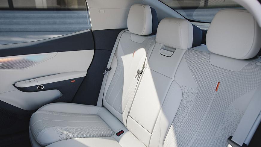 Lynk&Co начала продажи нового дальнобойного седана 07 EM-P