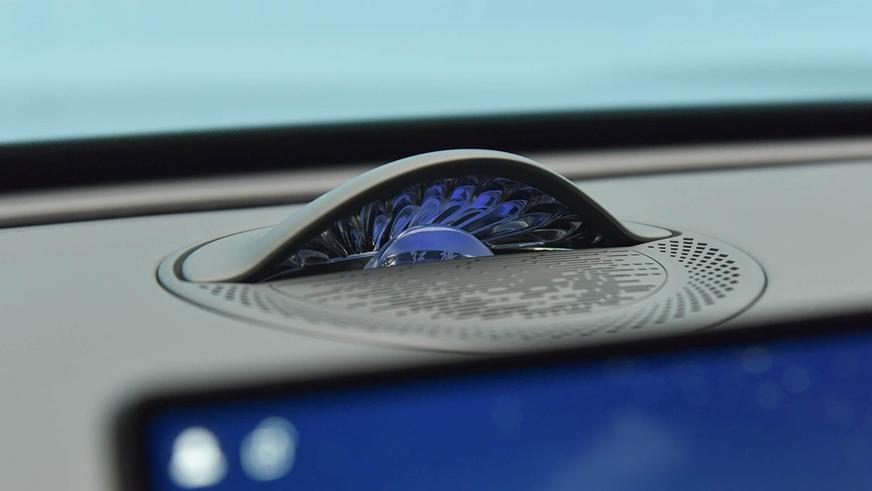 Hongqi HS6 стал самым дальнобойным гибридным кроссовером