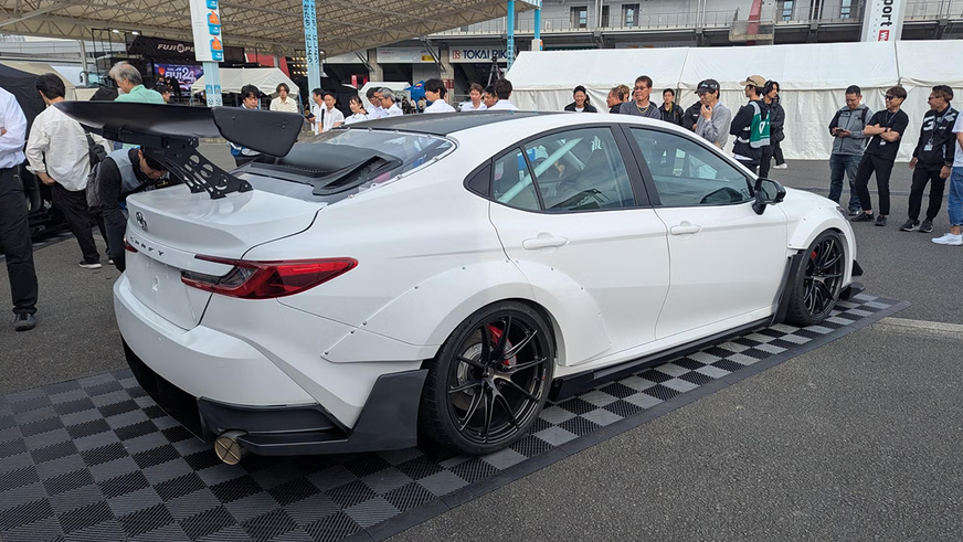 Toyota построила 7-цилиндровую Camry
