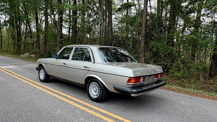 На торгах замечен Mercedes-Benz W123 почти без пробега