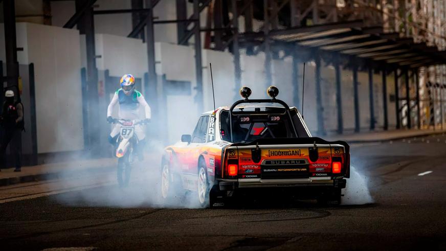 “Джимхана” по-австралийски: 670-сильный Subaru Brat и Трэвис под слоем пыли