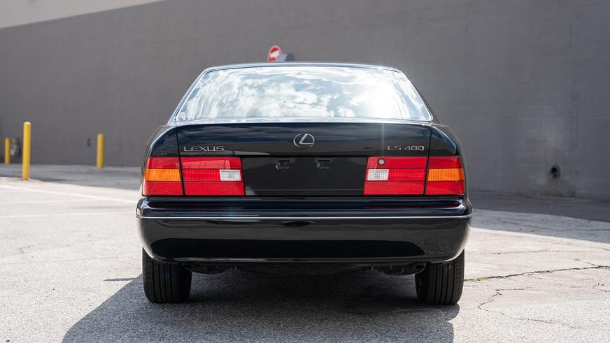 В США с молотка пустили 26-летний Lexus LS почти без пробега