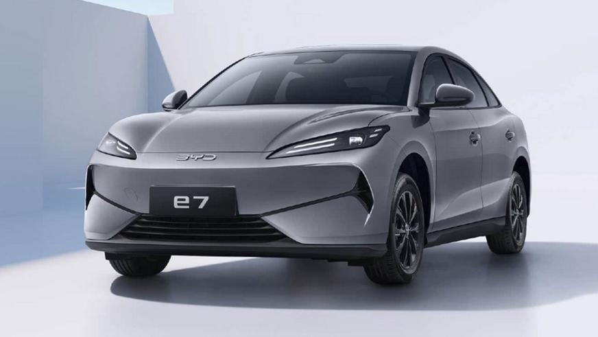 Недорогой электроседан BYD e7 вышел на рынок Китая