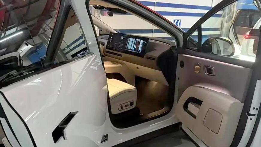 Рассекречен интерьер первого электрокроссовера Li Auto