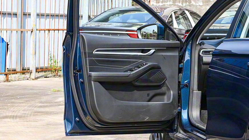 В Китае назвали цены на Geely Emgrand нового поколения