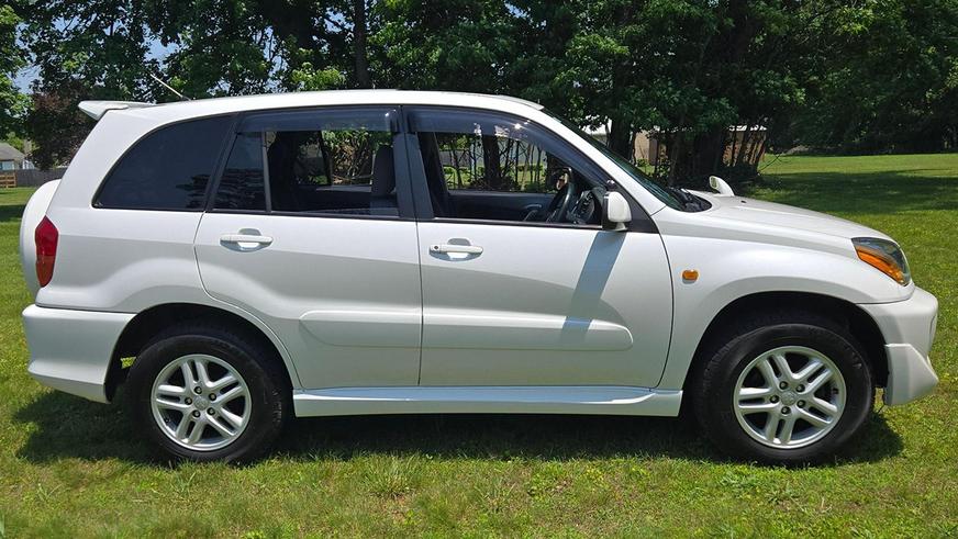 В продаже появился 25-летний Toyota RAV4 почти без пробега