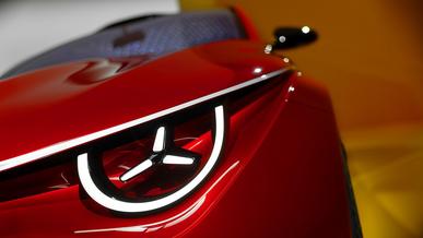 Үш сәулелі жұлдыз бейнеленген оптикасы бар Mercedes-Benz