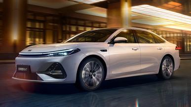 Geely показала фотографии дальнобойного гибридного седана