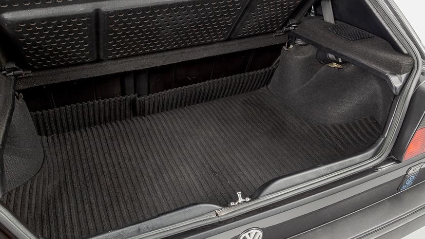 Старый, но сохранившийся Volkswagen Golf II продают почти за 100 тысяч долларов
