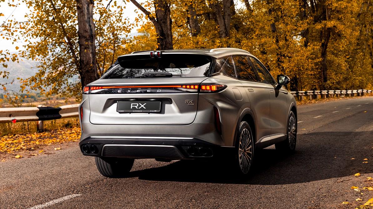 Бір қыз өзін суретке түсіріп жатыр