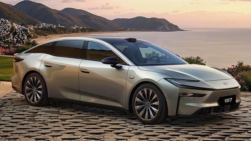 Электроседан Toyota bZ7 поступил в продажу по цене от 12.8 млн тенге