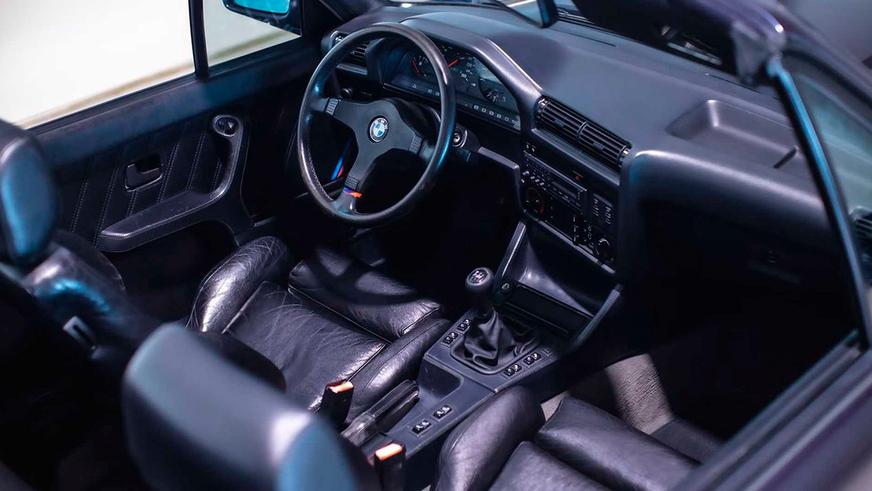 За пожилой кабриолет BMW (Е30) отдали почти 102 тысячи долларов