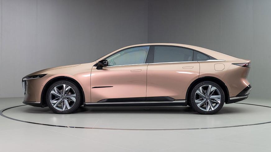 Mazda открыла в Китае приём предзаказов на лифтбэк EZ-6