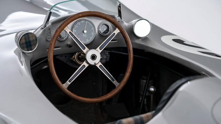 В открытой продаже впервые появился формульный Mercedes-Benz 1954 года