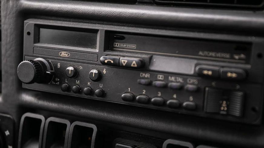 Пожилой Ford оценили дороже нового Porsche. Это очень редкий RS200
