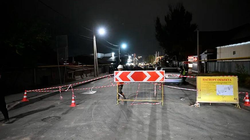Более десятка авто повреждено на размытой дождём улице в Алматы