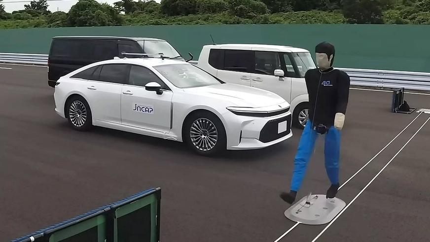 Toyota Crown назвали самым безопасным автомобилем Японии Toyota Crown назвали самым безопасным автомобилем Японии
