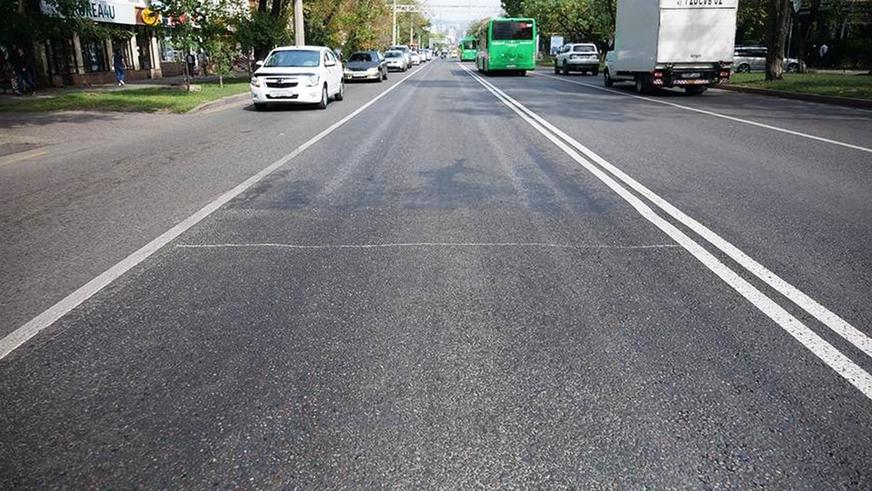 Полимерный асфальт на пр. Абая в Алматы просел в колею