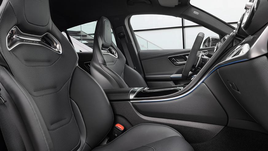 Кросс-купе Mercedes-Benz GLC получило сразу две версии от AMG
