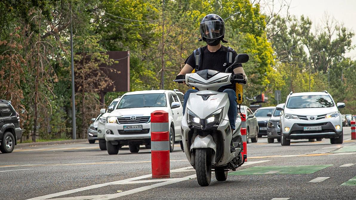 Новые поправки в ПДД: ездить по велополосам мопедистам запретят