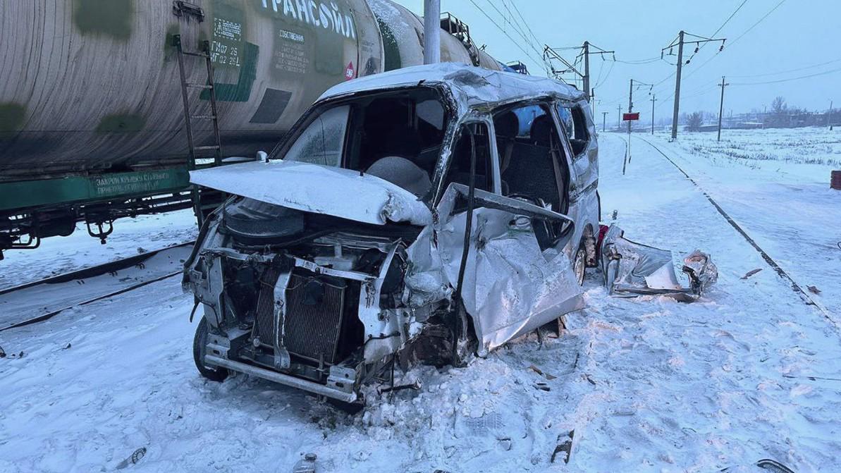 Трое погибли при столкновении авто с поездом в Акмолинской области