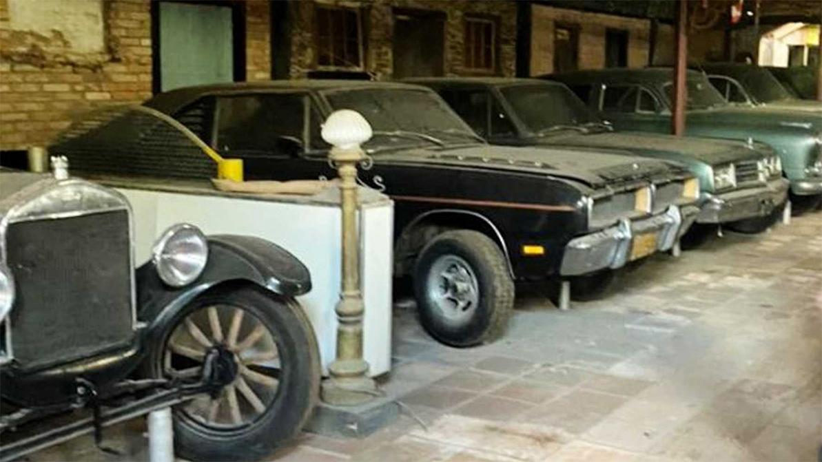 Подростки нашли забытый музей ретромашин