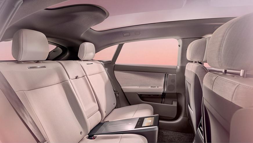 У Range Rover появится «Гранд Турер». Первые фото