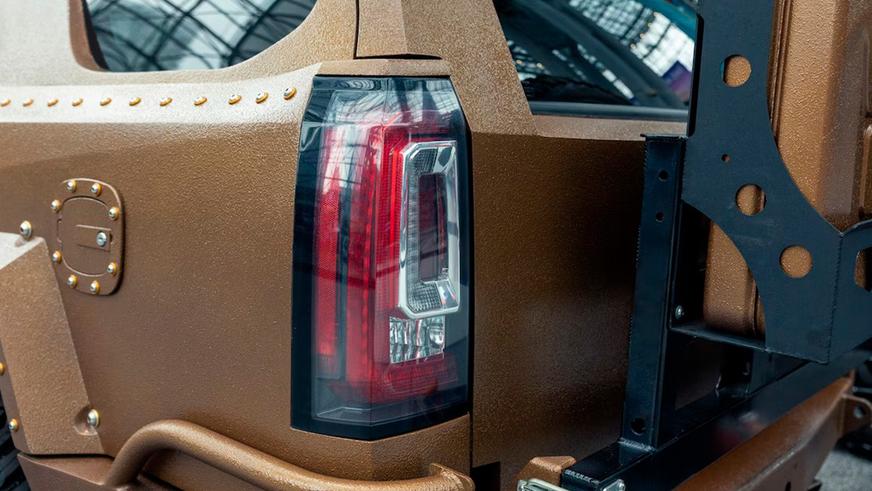 Брутальные внедорожники Toyota и Ford привезли тюнеры на выставку в Нью-Йорке