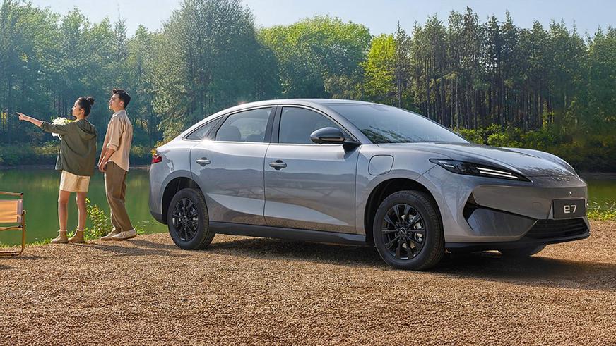 Недорогой электроседан BYD e7 вышел на рынок Китая