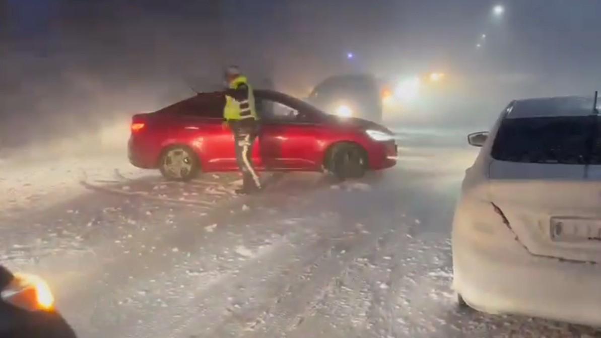 В Казахстане из-за бурана закрыты 127 участков автодорог