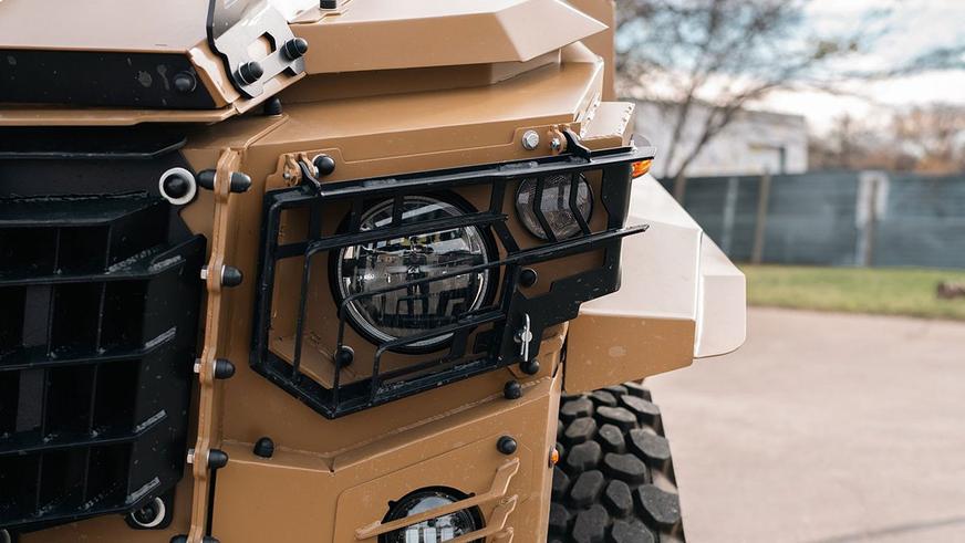 Пикап Ford стал военным броневиком для гражданских