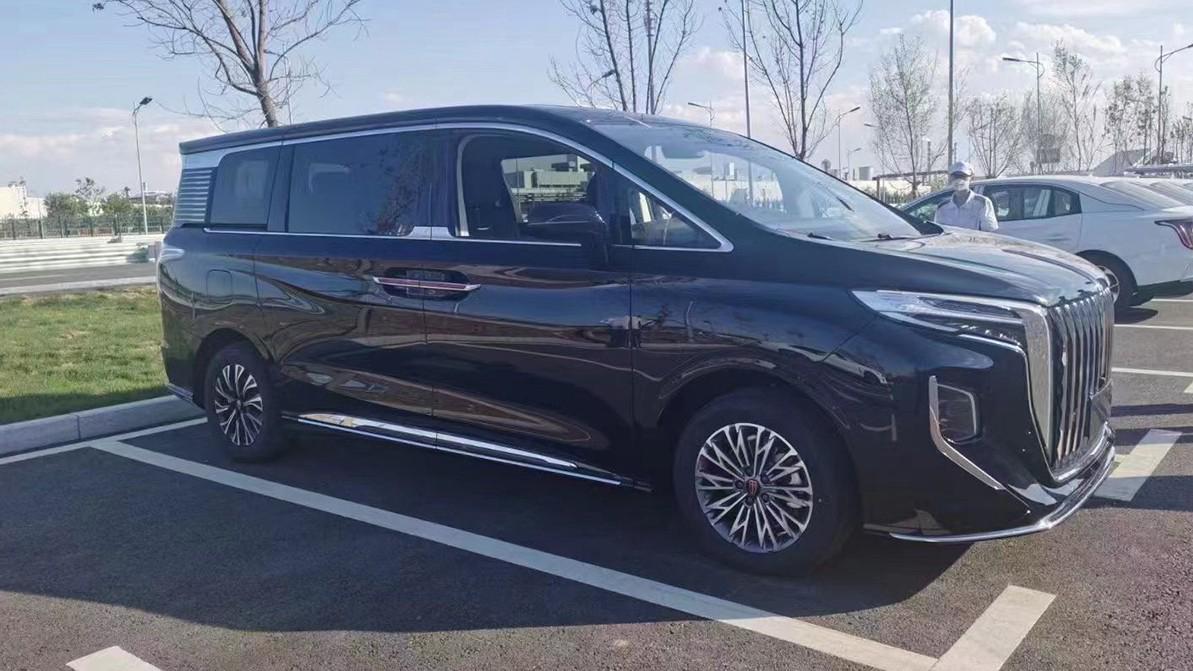 На дорогах замечен представительский минивэн Hongqi HQ9